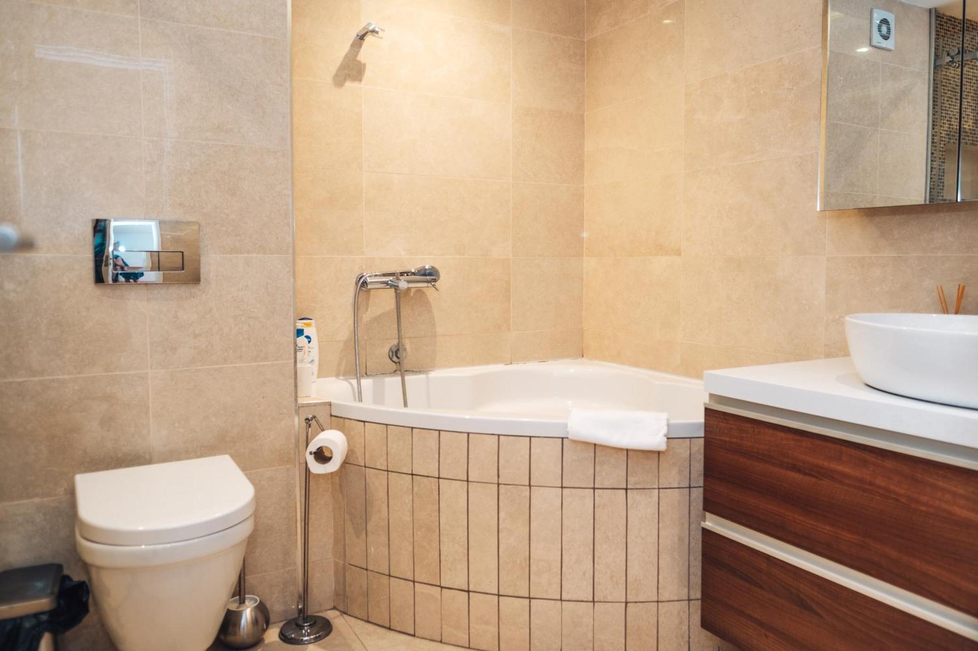 Crown Central Three Bedroom Apartment Belgrado Buitenkant foto